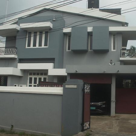 Bed And Bath For 1-8 People Hotel Thiruvananthapuram Exterior photo