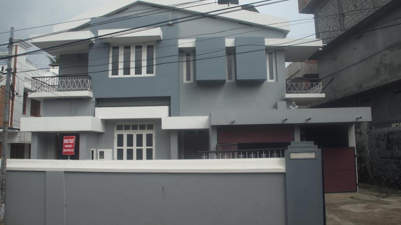 Bed And Bath For 1-8 People Hotel Thiruvananthapuram Exterior photo