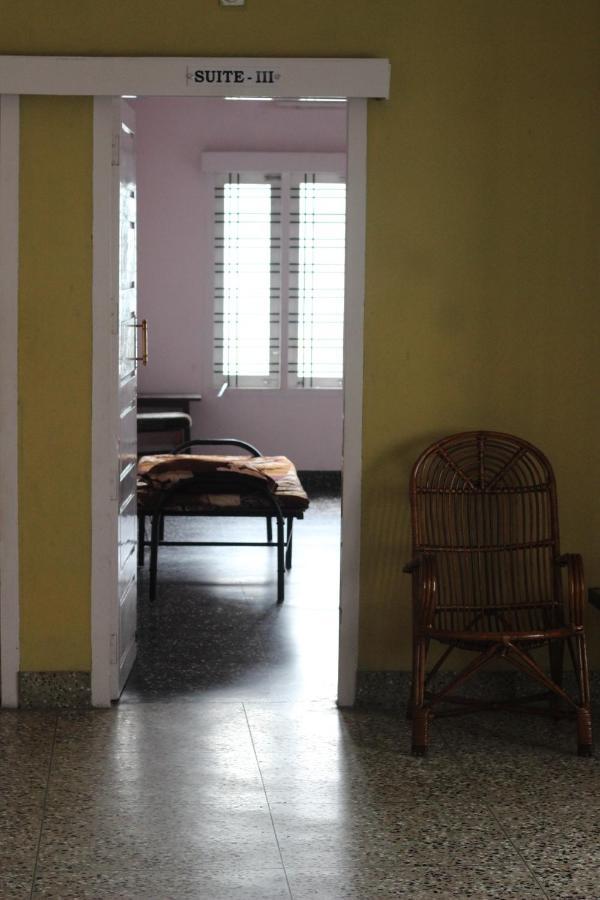Bed And Bath For 1-8 People Hotel Thiruvananthapuram Exterior photo