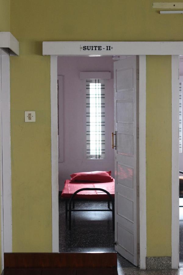 Bed And Bath For 1-8 People Hotel Thiruvananthapuram Exterior photo