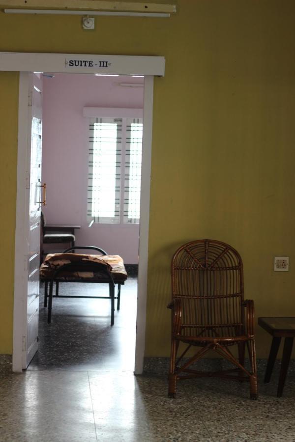 Bed And Bath For 1-8 People Hotel Thiruvananthapuram Exterior photo