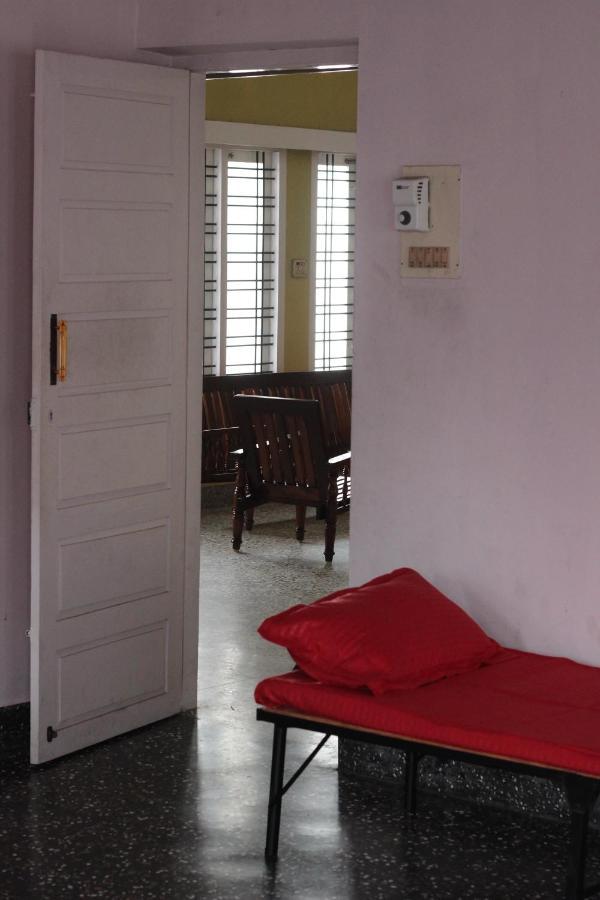 Bed And Bath For 1-8 People Hotel Thiruvananthapuram Exterior photo