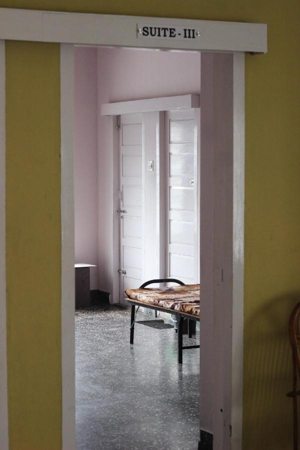 Bed And Bath For 1-8 People Hotel Thiruvananthapuram Exterior photo