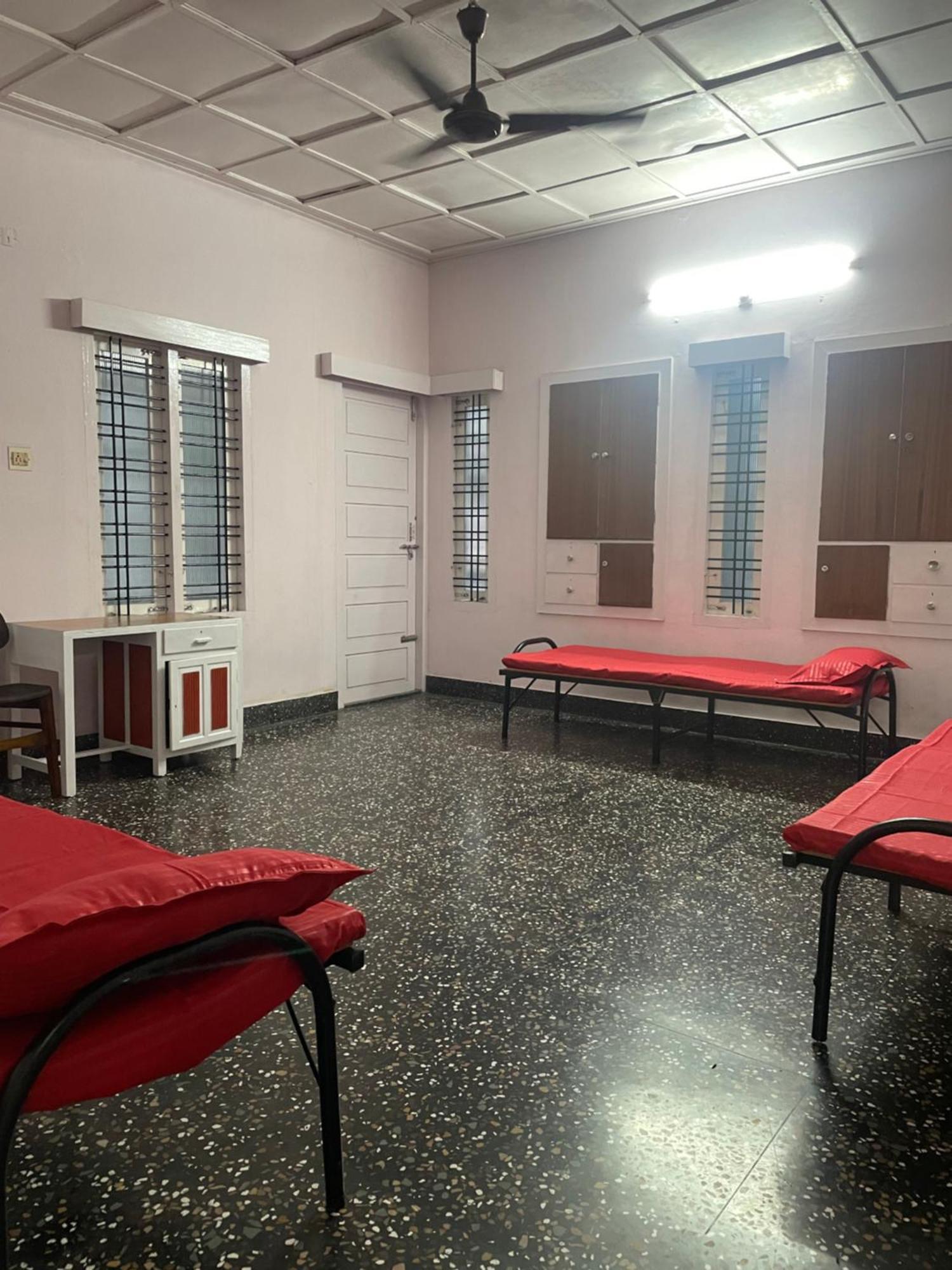 Bed And Bath For 1-8 People Hotel Thiruvananthapuram Exterior photo